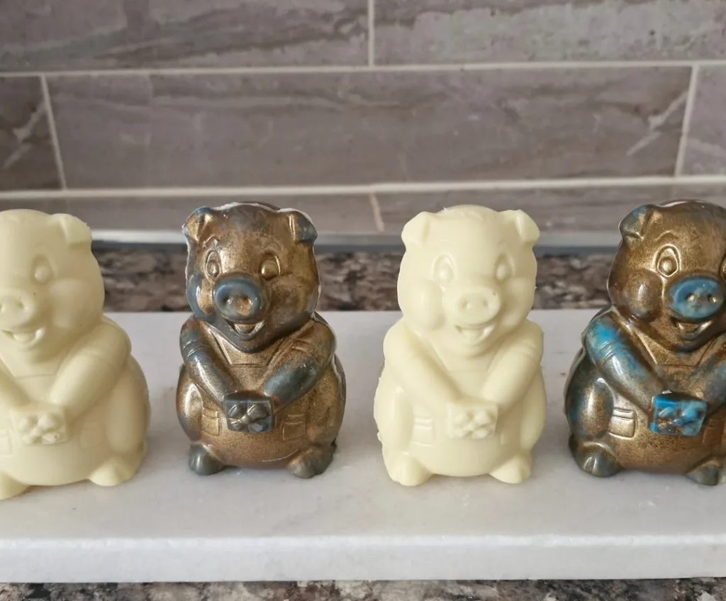 a group of small figurines of pigs